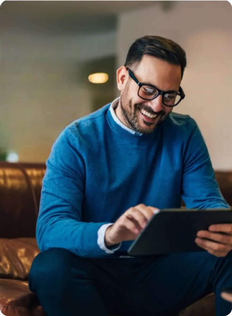 Un entrepreneur consulte son site sur tablette
